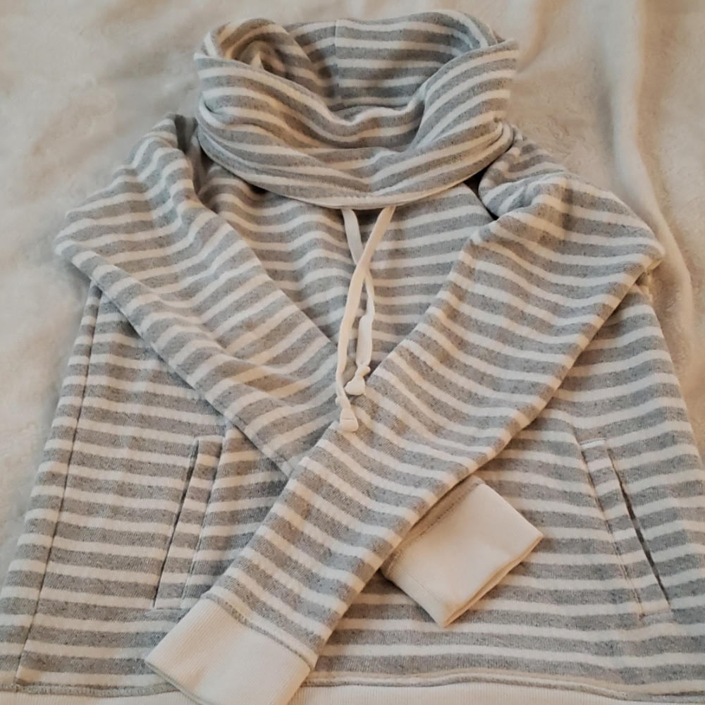 Old Navy crowl neck sweater